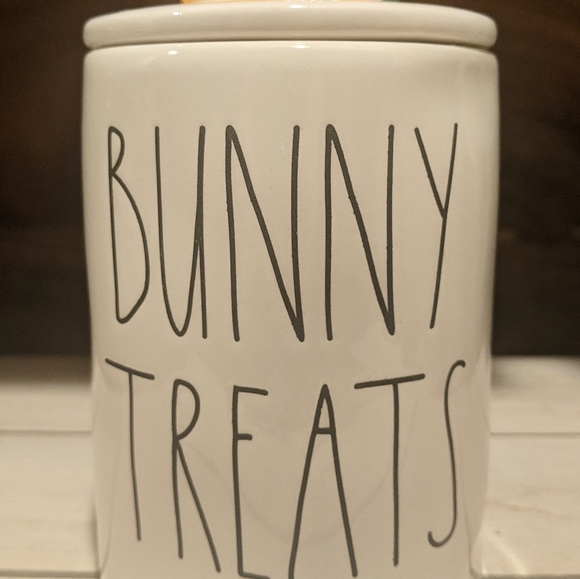 Rae Dunn "BUNNY TREATS" Carrot Cake Scented 13.2 oz Easter Candle - Picture 2 of 7